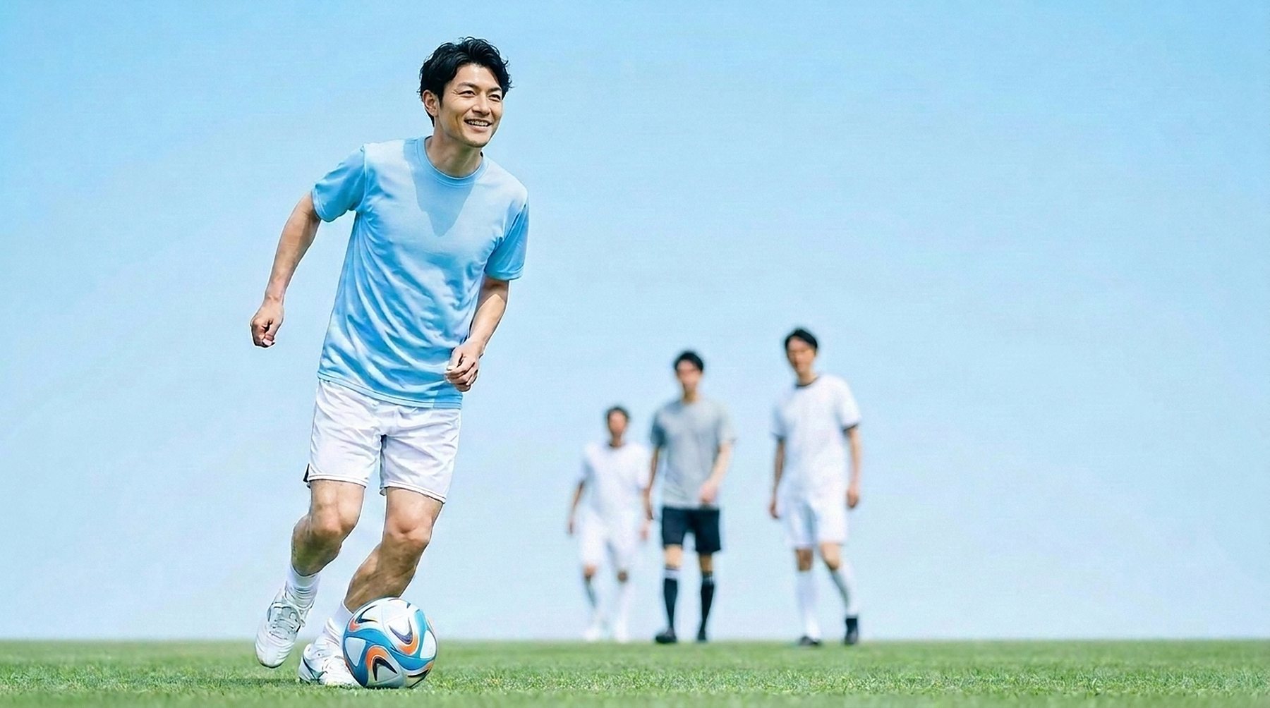 サッカーを楽しむ男性